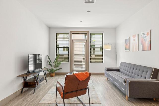 Modern 2BR CozySuites on Town Lake waterfront 11