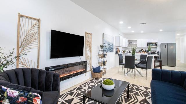 Vibrant Blue Luxury Apartment 2316