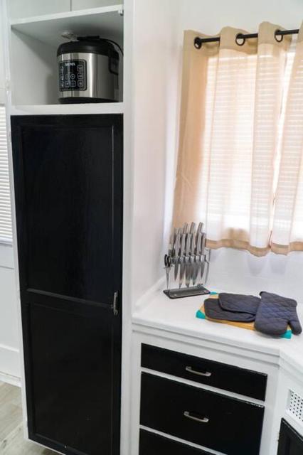 Artful Retreat - King Bed, Work Desk, WIFI, Unique Murals, Perfect for Business Travelers, Downtown & Near Universal Studios