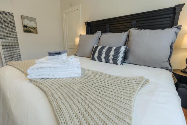 Historic Revival King Bed Midtown Memphis 66 Fast WiFi Free Parking Yes Pets