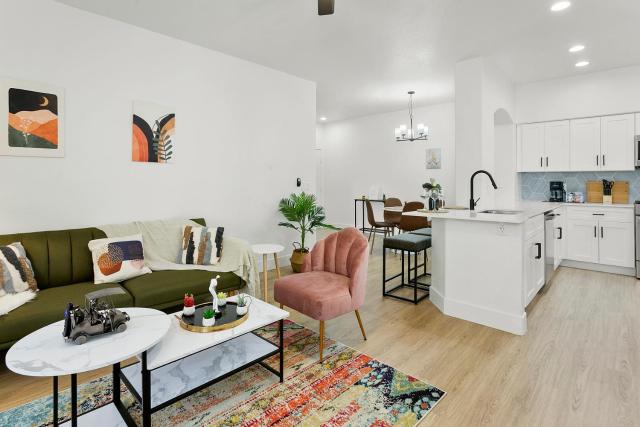 CozySuites Glendale by the stadium with pool 06