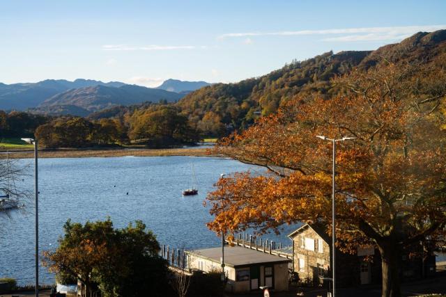 Brand New - Contemporary - 2 Bedroom - 2 Bathroom - Spacious Apartment - Lake Views