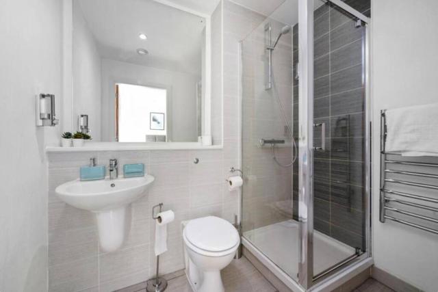 Stunning 3-Bedroom Flat with Parking