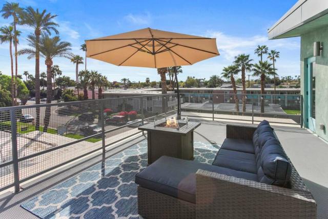 Micro Studio with balcony & pool view - Walk to OT