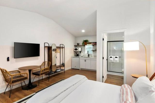 Pulehua Studio suite.hōʻoluʻolu