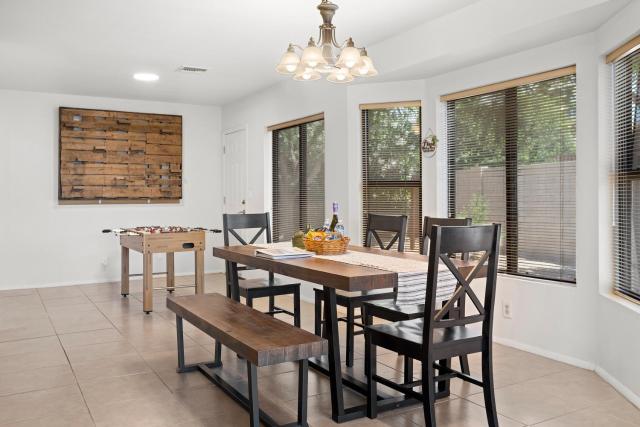 Spacious stunning ranch house, hot-tub and private basketball court, near WestWorld, TPC