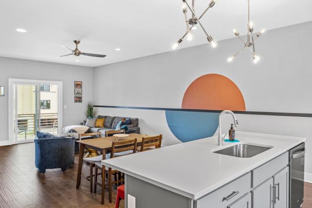 Rhythm & View - Large 4-Bedroom Townhome with Private Garage & Dual Balconies