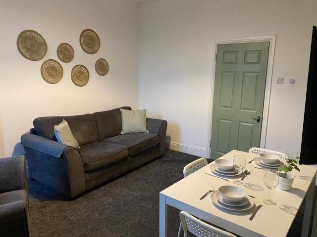 Overhill 3 bedroom flat 5 beds, free parking, ideal for Contractors