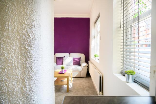 Purple Blossom, 2 bed apartment, Wi-Fi, near Didsbury, free parking