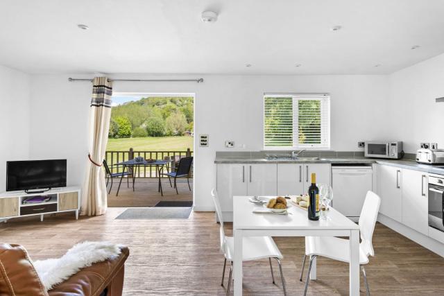The Clover Lodge, Redlake Farm - Hot tub, BBQ, free parking