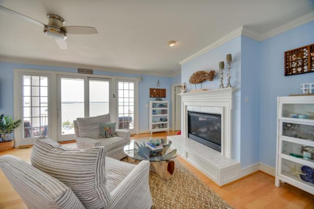 Bayfront White Stone Escape w/ Private Beach!