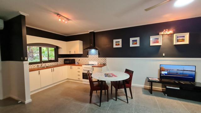 The Settler - Stylish One Bedroom Living with Private Courtyard