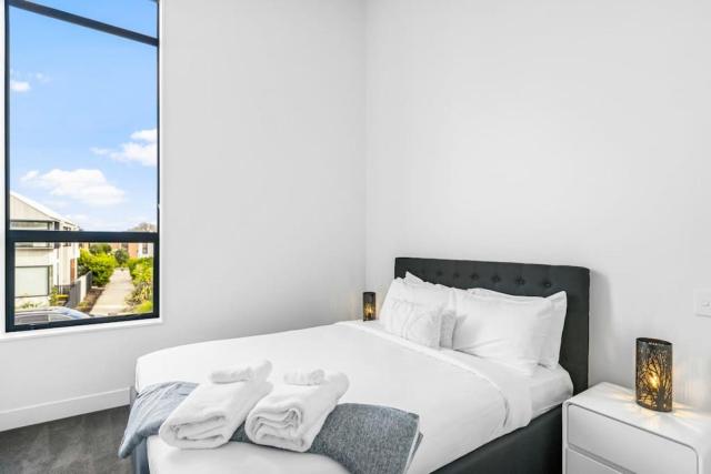 Hobsonville Point Enchanter with Parking and Wi-fi