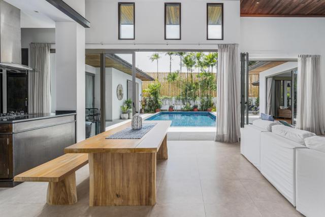 Saparot Tropical Private Pool Villa with Jacuzzi, walk to Bang Tao Beach