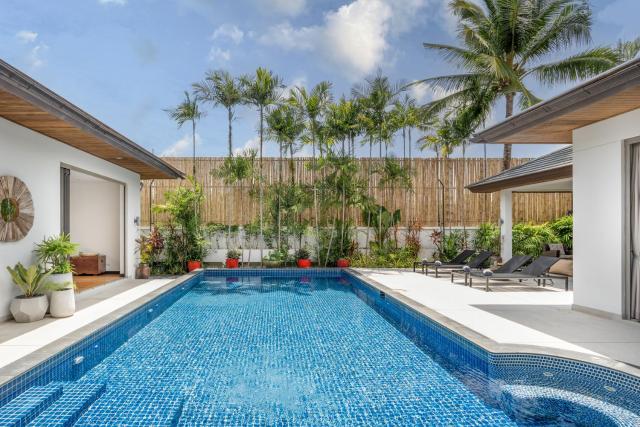 Saparot Tropical Private Pool Villa with Jacuzzi, walk to Bang Tao Beach