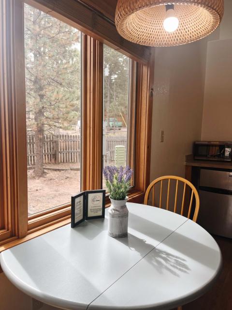 Cozy Cabin close to downtown Woodland Park