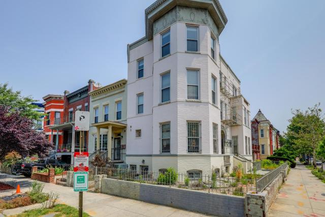 WFH in DC! Rowhouse Unit w/ Office & Deck By HU