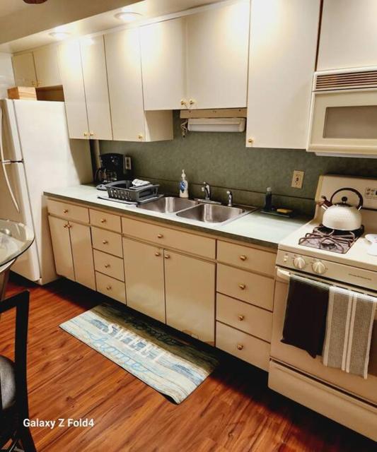 Cozy 1 Bedroom Business Suite