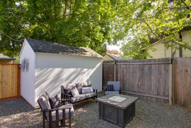 Cozy Coeur d'Alene Getaway w/ Fire Pit, Near Dtwn