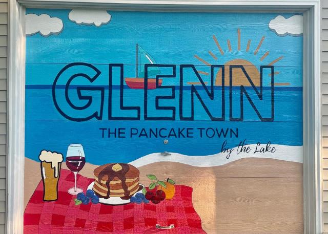 The charming Glenn Cottage! Walk to Lake Michigan!