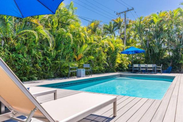 Heated Pool Modern 5 Bedrooms House 10 minutes to the Ocean
