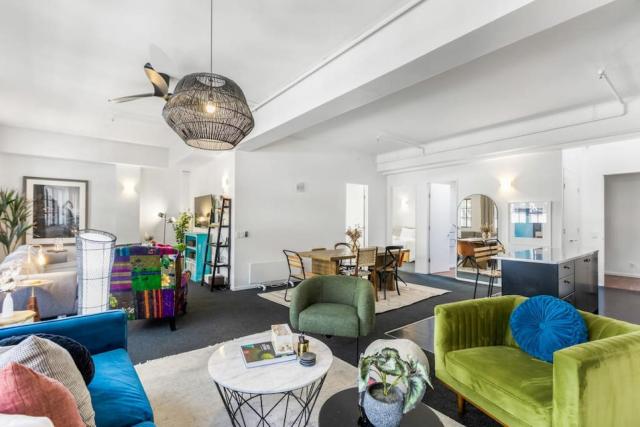 Gorgeous NY Style Loft in CBD - Netflix Wifi