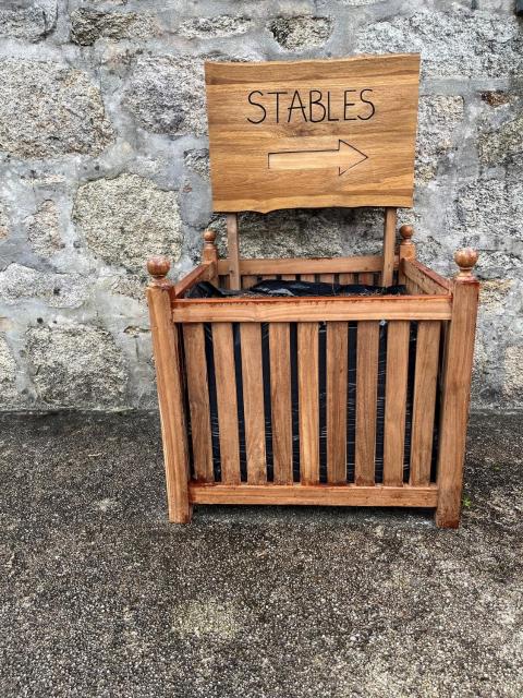 The Stables: Detached Cottage with Private Garden & Hot Tub