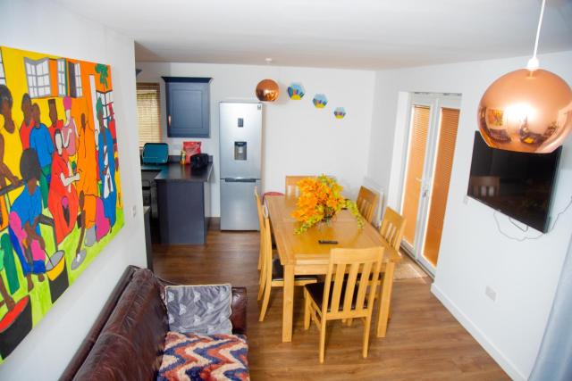 Beautiful 5 Bedroom House in Glasgow