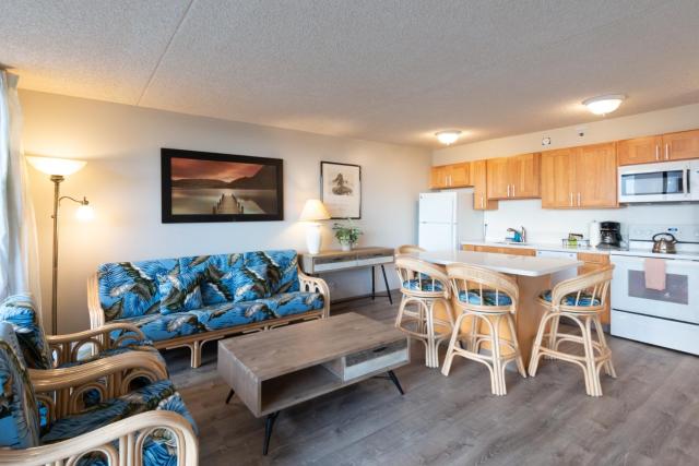 Updated Waikiki Condo with Mountain Views - 22nd floor, Free parking & WiFi