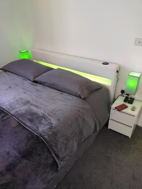 Top Quality Modern Southsea Garden Apartment Sleeps 4 People