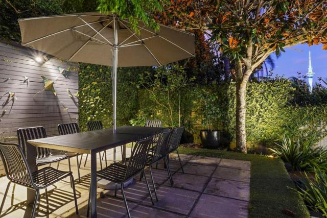 Elite Retreat Ponsonby with Parking and Deck