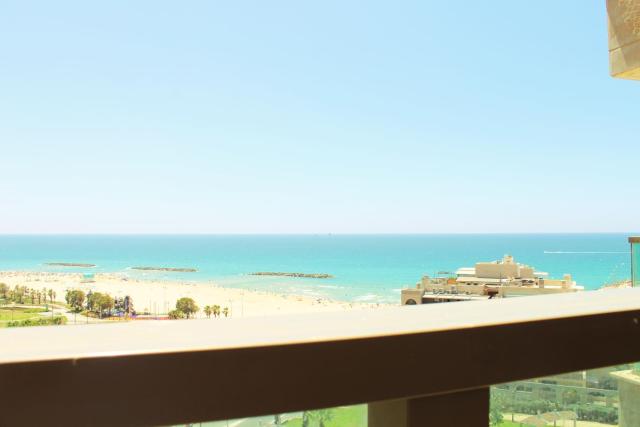 Beach Suite Israel - Indoor Pool, Best View, Gym, Massage Chair, Spa ביץ סוייט ישראל - נוף ים מאלף, בריכה מקורה, כיסא מסאז, חדר כושר וספא