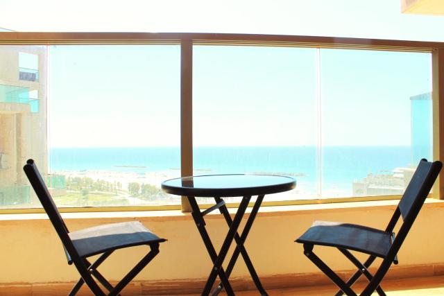 Beach Suite Israel - Indoor Pool, Best View, Gym, Massage Chair, Spa ביץ סוייט ישראל - נוף ים מאלף, בריכה מקורה, כיסא מסאז, חדר כושר וספא