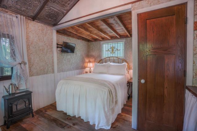 Vintage Wild West Tiny Hotel in the Woods!