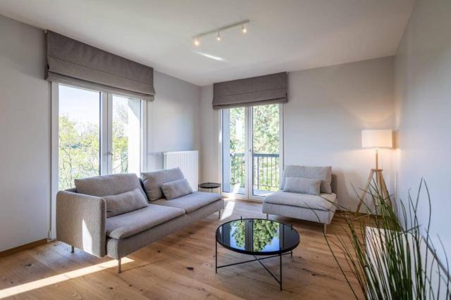 Renovated 2 Bedroom Apartment with Parking & AC