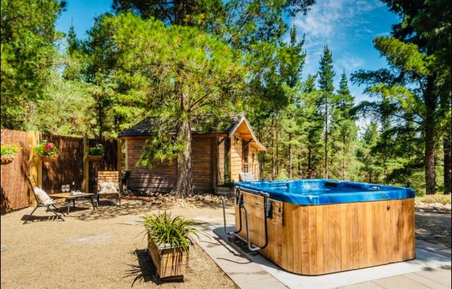 Fairytale Log Cabin - Homewood Forest Retreat