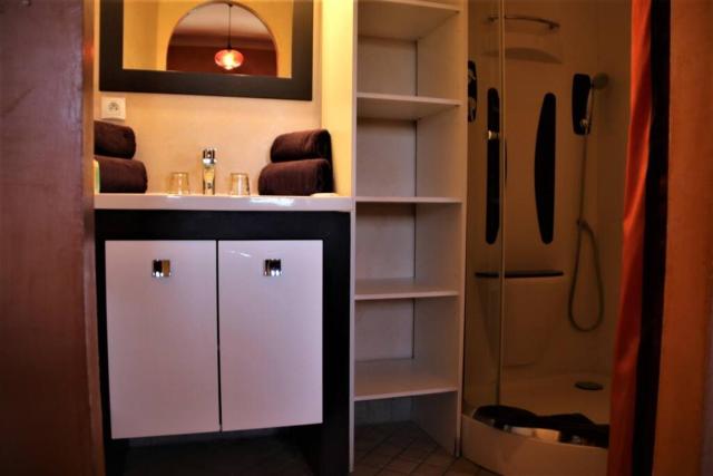 Chambre Meknes, Riad 7 au village naturiste Couple only