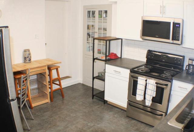 Urban Oasis - 3BR 2BA - City View- Private Parking