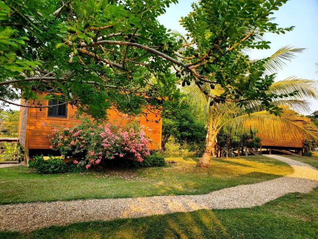 Yumas Riverfront Lodge