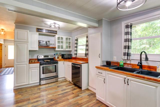 Pet-Friendly Murphy Home: Grilling Deck + Fire Pit