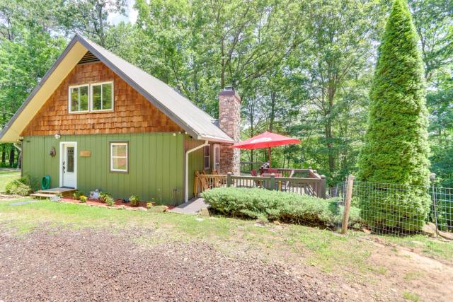 Pet-Friendly Murphy Home: Grilling Deck + Fire Pit