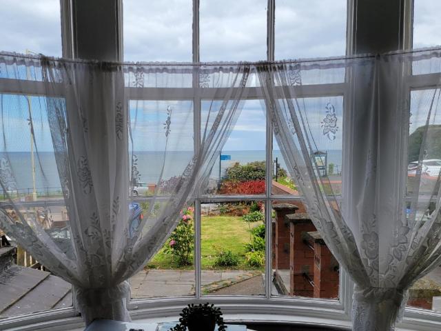 SeaView ground floor flat fast WiFi & FREE PARKING