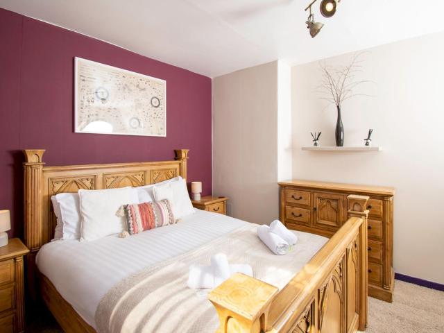 Private Entrance GF 2 bed flat near Renfrew Centre - Pass the Keys