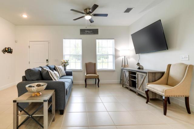Bright, Pet-Friendly Home: 16 Mi to Downtown Ocala