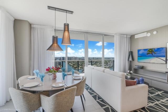 2 BDR Corner with Spectacular Ocean and City Views