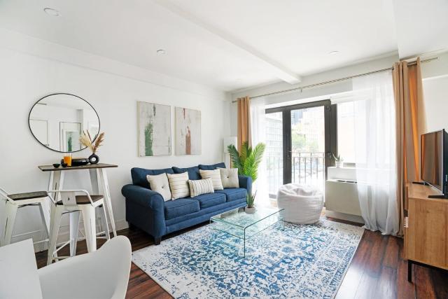 809-3A 1BR Columbus Circle Elevator W D