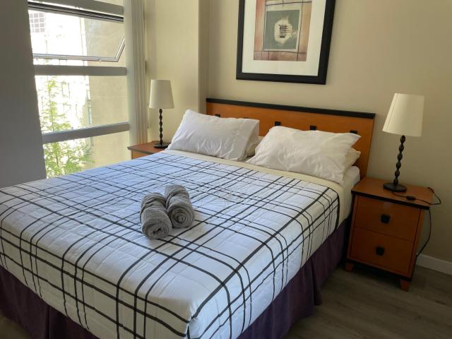 1BD+Den condo, with free parking in Downtown!