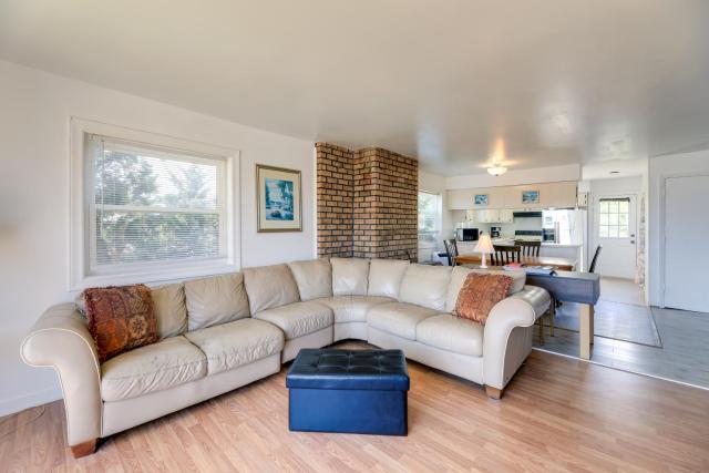 'West of the Moon' Ocean Apt w/ Beach Access!