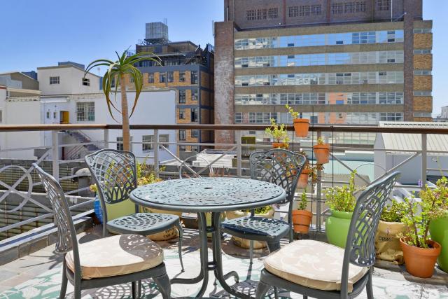 Spacious City Living Pool & Gym Facilities