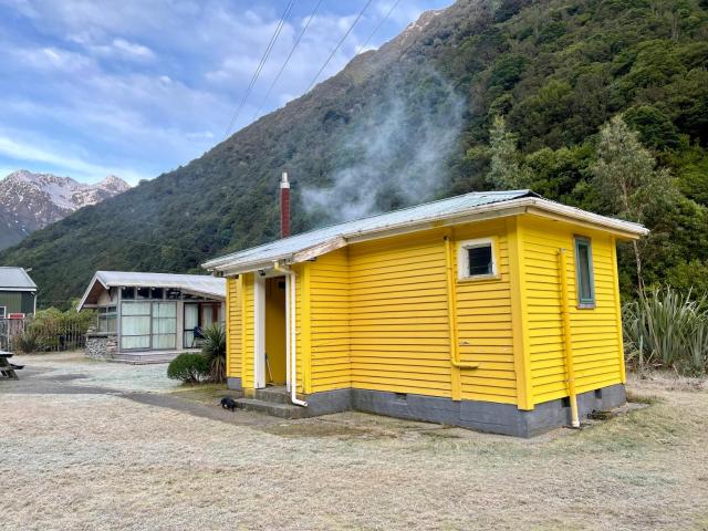 Super 'Cosy' Small Basic Cabin in The Middle of National Park and Mountains but near Road and Railway